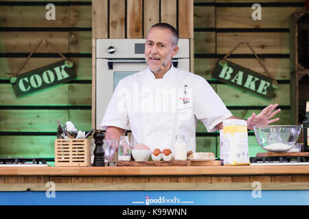 Londra, Regno Unito. Il 22 settembre, 2017. Chef Michel Roux Junior (jnr) dà una dimostrazione culinaria presso la BBC Good Food festa, tenutosi presso la Torre di Londra. Credito: Vickie Flores/Alamy Live News Foto Stock