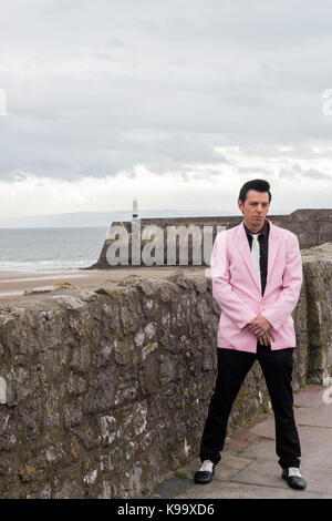 Porthcawl, Wales, Regno Unito. Xxii Sep, 2017. Elvis Presley impersonator "Carl memphis', 30 da TELFORD SHROPSHIRE in posa per una fotografia sul primo giorno del elvies, l annuale porthcawl festival di Elvis. Credito: mark hawkins/alamy live news Foto Stock