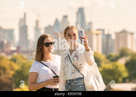 Londra, Regno Unito. 22 Settembre, 2017. Regno Unito: Meteo londinesi godere il caldo sole del pomeriggio dalla sommità di Primrose Hill il primo giorno di autunno. Credito: Guy Corbishley/Alamy Live News Foto Stock