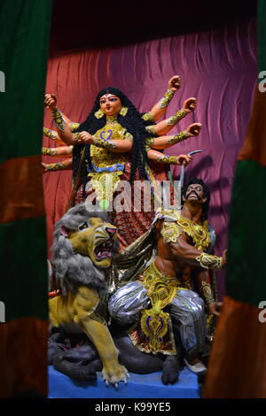 Calcutta, India. 22 settembre, 2017. incredibile india. una puja pandal addobbate con dee durga idolo prima festival indù durgapuja. durgapuja un carnevale internazionale e di festa inizierà il 26 settembre 2017. Credito: rupa ghosh/alamy live news. Foto Stock