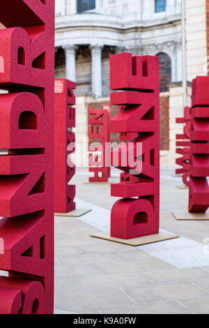 Londra, Regno Unito. Xxii Sep, 2017. janssen oncology hanno collaborato con nove i tumori del sangue gruppi per aumentare la consapevolezza della malattia nell' londons Paternoster square. l'installazione di 104 tre sculpures dimensionale, progettato da Paul cocksedge, ciascuno rappresentativo di un paziente a cui è stata diagnosticata con cancro del sangue ogni giorno. ognuno dei pezzi simboleggia un individuo con i tumori del sangue. Londra, Paternoster square, settembre 2017 credit: whitebox media/alamy live news Foto Stock