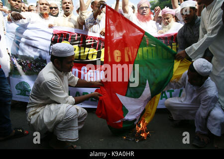 Dacca in Bangladesh. Xxii Sep, 2017. Gli attivisti del Bangladesh bruciare una bandiera nazionale del Myanmar durante una manifestazione di protesta contro la persecuzione dei Rohingya musulmani in Myanmar, dopo la preghiera del venerdì a Dhaka, nel Bangladesh. Credito: suvra kanti das/zuma filo/alamy live news Foto Stock