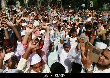 Dacca in Bangladesh. Xxii Sep, 2017. bangladeshis gridare slogan durante una manifestazione di protesta contro la persecuzione dei Rohingya musulmani in Myanmar, dopo la preghiera del venerdì a Dhaka, nel Bangladesh. Credito: suvra kanti das/zuma filo/alamy live news Foto Stock