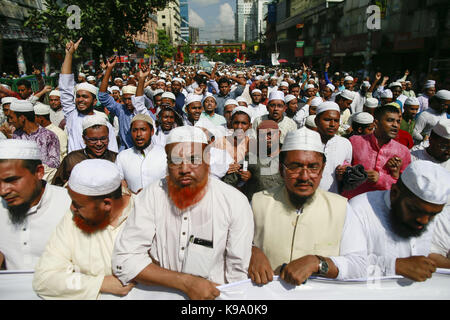 Dacca in Bangladesh. Xxii Sep, 2017. bangladeshis gridare slogan durante una manifestazione di protesta contro la persecuzione dei Rohingya musulmani in Myanmar, dopo la preghiera del venerdì a Dhaka, nel Bangladesh. Credito: suvra kanti das/zuma filo/alamy live news Foto Stock