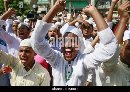 Dacca in Bangladesh. Xxii Sep, 2017. bangladeshis gridare slogan durante una manifestazione di protesta contro la persecuzione dei Rohingya musulmani in Myanmar, dopo la preghiera del venerdì a Dhaka, nel Bangladesh. Credito: suvra kanti das/zuma filo/alamy live news Foto Stock