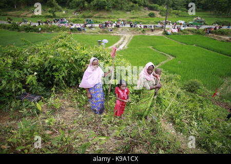 2 settembre 2017 - ukhiya, bangladesh - Myanmar è di etnia rohingya musulmani pulire una collina per costruire la tenda di fortuna in ukhiya, Bangladesh. (Credito immagine: © suvra kanti das via zuma filo) Foto Stock