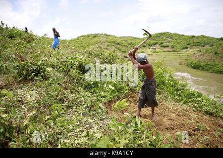 2 settembre 2017 - ukhiya, bangladesh - Myanmar è di etnia rohingya musulmani pulire una collina per costruire la tenda di fortuna in ukhiya, Bangladesh. (Credito immagine: © suvra kanti das via zuma filo) Foto Stock