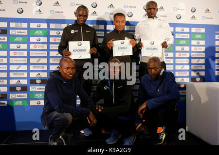 Berlino, Germania. Il 22 settembre 2017. ELIUD KIPCHOGE, Kenenisa Bekele e wilson kipsang posa per le telecamere da sinistra a destra insieme con il pacemaker (prima fila) in occasione della conferenza stampa. Le tre guide principali concorrenti del 44th bmw berlin marathon, ELIUD KIPCHOGE dal Kenya, Kenenisa Bekele dall Etiopia e wilson kipsang dal Kenya nonché un leader corridore tedesco Philipp pflieger, sono stati presentati in una conferenza stampa il traino giorni prima della maratona. Foto Stock