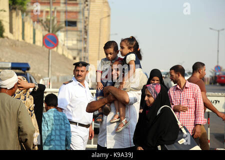 Il cairo, Egitto. Xxii Sep, 2017. persone celebrano il nuovo anno islamico di fronte alla moschea hussain al Cairo, Egitto, sett. 22, 2017. Credito: ahmed gomaa/xinhua/alamy live news Foto Stock