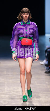 Milano, Italia. Xxii Sep, 2017. Un modello passeggiate sulla pista di casa di moda annakiki durante la settimana della moda di Milano primavera/estate 2018 di Milano, Italia, sett. 22, 2017. Credito: jin yu/xinhua/alamy live news Foto Stock