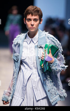 Milano, Italia. Xxii Sep, 2017. Un modello passeggiate sulla pista di casa di moda annakiki durante la settimana della moda di Milano primavera/estate 2018 di Milano, Italia, sett. 22, 2017. Credito: jin yu/xinhua/alamy live news Foto Stock