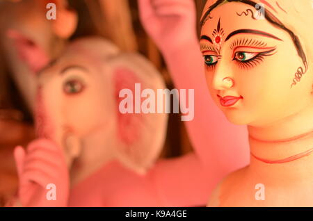 New Delhi, India. Xix Sep, 2017. artista govind nath opere sulla sua dea figure per il festival indù 'durga puja' presso la sua officina a Nuova Delhi, India, 19 settembre 2017. Credito: karen bauer/dpa/alamy live news Foto Stock