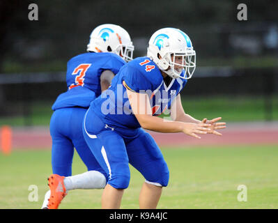 Cooper City, fl, Stati Uniti d'America. Xxii Sep, 2017. hollywood hills high school junior quarterback holly neher chiamate per lo snap-in prima di giocare la partita contro pompano beach il venerdì notte in Cooper City high school. neher è diventato la prima donna per iniziare a quarterback nella contea di Broward storia e si è creduto che ella è la prima di partire dallo stato della Florida. foto di gary curreri/corrispondente credito: sun-sentinel/zuma filo/alamy live news Foto Stock