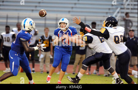 Cooper City, fl, Stati Uniti d'America. Xxii Sep, 2017. hollywood hills high school junior quarterback holly neher ottiene un pass off al compagno di squadra dwayne bender nonostante la pesante pressione da pompano beach difensori il venerdì notte in Cooper City high school. neher è diventato la prima donna per iniziare a quarterback nella contea di Broward storia e si è creduto che ella è la prima di partire dallo stato della Florida. foto di gary curreri/corrispondente credito: sun-sentinel/zuma filo/alamy live news Foto Stock