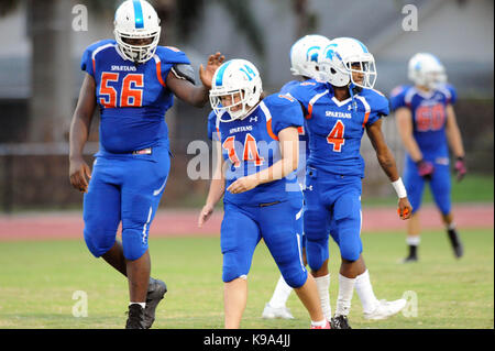 Cooper City, fl, Stati Uniti d'America. Xxii Sep, 2017. hollywood hills high school junior quarterback holly neher, celebra con malcolm re, a sinistra e a John mortimer, dopo aver gettato un touchdwon passa sul primo gioco da scrimmage contro pompano beach il venerdì notte in Cooper City high school. Il gioco è stato chiamato nuovamente a causa di una penalizzazione, ma neher, che è diventato la prima donna per iniziare a quarterback nella contea di Broward storia e creduto che ella è la prima di partire dallo stato della Florida, rimbalzare indietro tre riproduzioni successive e gettò un altro cliente. foto di gary curreri/corrispondente (imag di credito Foto Stock