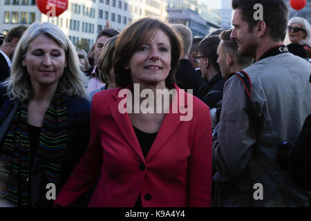 Berlino, Germania. Il 22 settembre, 2017. Malu Malu Dreyer, il Ministro Presidente della Renania Palatinato, arriva al rally. Il candidato per il tedesco Chancellorship della SPD (partito socialdemocratico tedesco) è stata il principale oratore ad un rally di grandi dimensioni nel centro di Berlino, due giorni prima delle elezioni tedesche. Credito: SOPA Immagini limitata/Alamy Live News Foto Stock