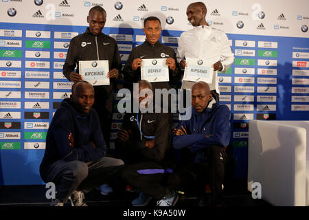 Eliud Kipchoge, Kenenisa Bekele e Wilson Kipsang posa per le telecamere da sinistra a destra insieme con il pacemaker (prima fila) in occasione della conferenza stampa. Le tre guide principali concorrenti del 44th BMW Berlin Marathon, Eliud Kipchoge dal Kenya, Kenenisa Bekele dall Etiopia e Wilson Kipsang dal Kenya nonché un leader corridore tedesco Philipp Pflieger, sono stati presentati in una conferenza stampa il traino giorni prima della maratona. Foto Stock