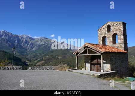 Cappella di San Miguel a Santo Toribio de Liebana monastero vicino a Potes Cantabria Spagna Picos de Europa Foto Stock