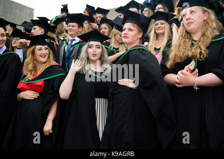 Istruzione superiore nel Regno Unito: Aberystwyth studenti universitari indossando accademici tradizionali abiti e schede di mortaio sul loro giorno di graduazione, luglio 2017 Foto Stock