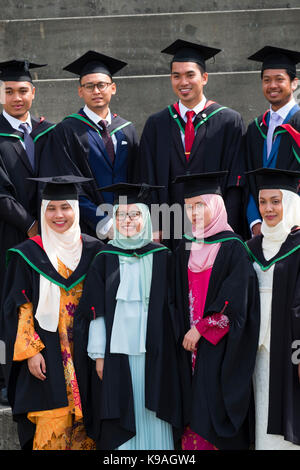 Istruzione superiore nel Regno Unito: un gruppo di stranieri asiatici oltremare aberystwyth studenti universitari indossando accademici tradizionali abiti e schede di mortaio sul loro giorno di graduazione, luglio 2017 Foto Stock