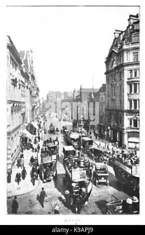 Una vista di a cavallo e traffico di veicoli a motore nel vecchio Holborn Londra Foto Stock