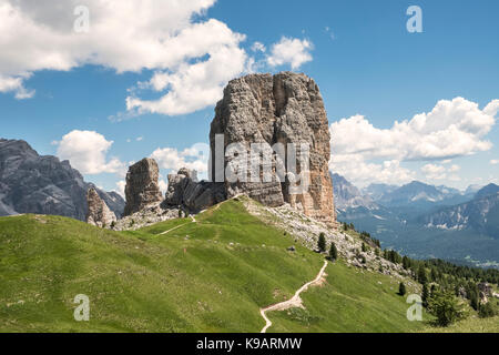 Le Dolomiti, Italia settentrionale. Le enormi torri di Cinque Torri sono una posizione preferita per scalatori Foto Stock