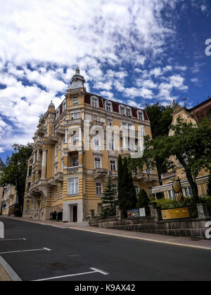 Marianske Lazne (Marienbad) , Repubblica ceca - Luglio 30, 2017: splendidi edifici su strada russo sul Cielo di estate blu sullo sfondo Foto Stock