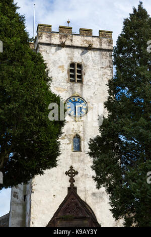 La torre bianca con orologio della chiesa di San Pietro, Carmarthen, Carmarthenshire, Galles Foto Stock