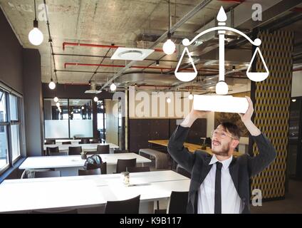 Composito Digitale di imprenditore tenendo la giustizia icona sopra la testa Foto Stock