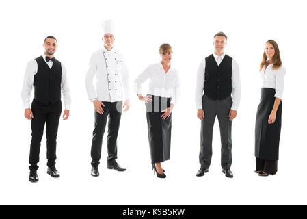 A piena lunghezza Ritratto di felice lo staff del ristorante era in piedi su sfondo bianco Foto Stock