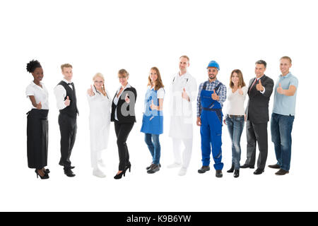 A piena lunghezza ritratto di persone con diverse professioni in piedi in fila contro sfondo bianco Foto Stock