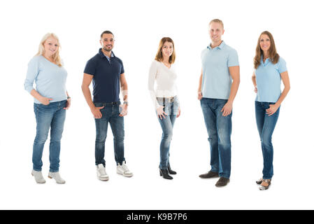 A piena lunghezza Ritratto di certi uomini in casuals in piedi isolato su sfondo bianco Foto Stock