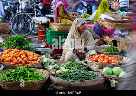 Udajpur, India - 28 febbraio 2010: indiano colorfully donne seling le verdure su strada in India Foto Stock