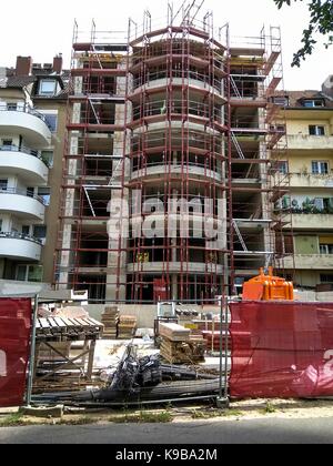 Costruzione di un nuovo edificio sul sito del distrutto durante la zona residenziale di ricostruzione. dusseldorf, Germania Foto Stock