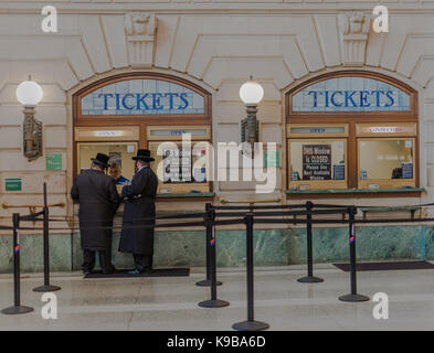 Hoboken , NJ USA -- Settembre 19, 2017 -- uomini del panno acquisto biglietti presso la finestra. solo uso editoriale. Foto Stock