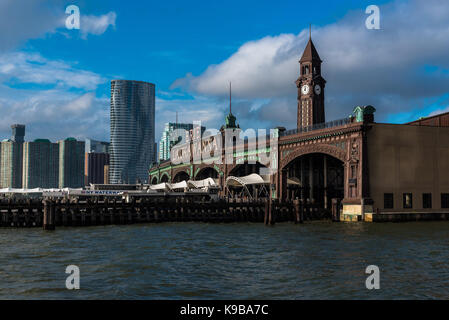 Hoboken , NJ USA -- Settembre 19, 2017 -- il traghetto docks di Hoboken con la maglia dello skyline della città in background. solo uso editoriale. Foto Stock