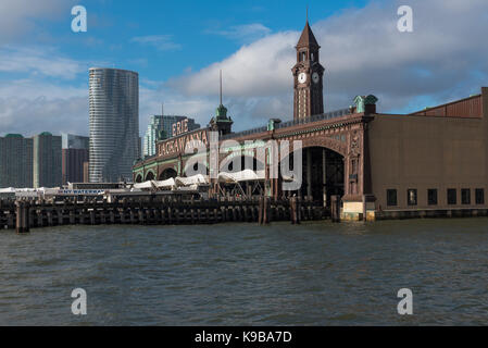 Hoboken , NJ USA -- Settembre 19, 2017 -- il traghetto docks di Hoboken con la maglia dello skyline della città in background. solo uso editoriale. Foto Stock