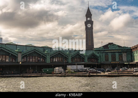 Hoboken, NJ USA -- Settembre 19, 2017 lackawanna clock tower sorge nel cielo sopra la hoboken stazione ferroviaria . solo uso editoriale. Foto Stock