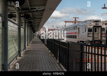Hoboken, NJ USA -- Settembre 19, 2017 --treni in attesa in hoboken terminal ferroviario. solo uso editoriale. Foto Stock