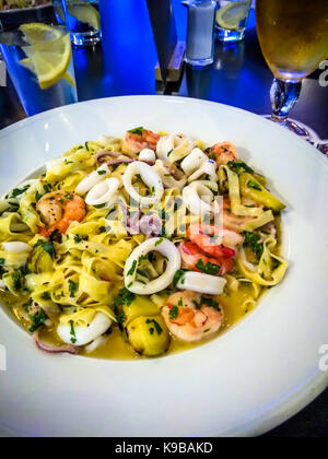 Salutare tutta la granella di pasta con gamberi, calamari e erbe . ristorante menu foto Foto Stock