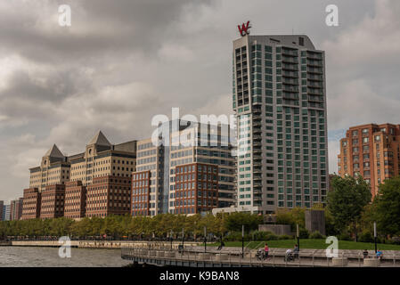Hoboken, NJ USA -- Settembre 19, 2017 una fila di edifici di appartamenti linee sinatra drive in hoboken nj. solo uso editoriale. Foto Stock
