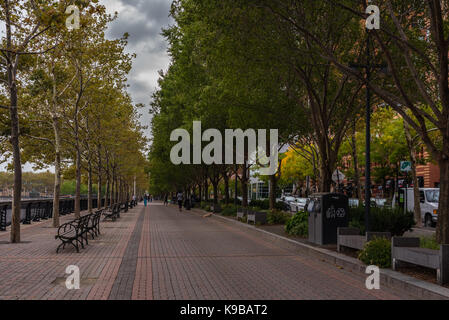 Hoboken, NJ USA -- Settembre 19, 2017 un mattone promenade tra il fiume Hudson e sinatra drive in hoboken nj. solo uso editoriale. Foto Stock