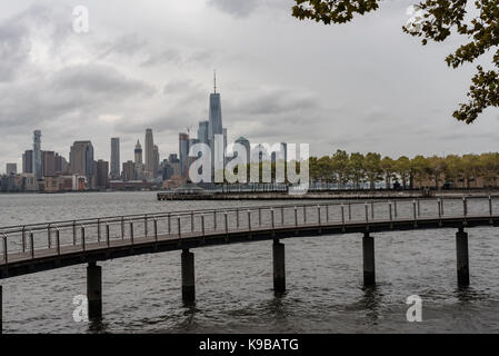 La parte inferiore di Manhattan come visto da hoboken su un nuvoloso giorno Foto Stock