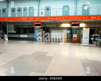 Karlovy Vary, Repubblica Ceca - 30 luglio 2017: Karlovy vary nuovo aeroporto interno. Partenza hal. Controllare nella zona Foto Stock