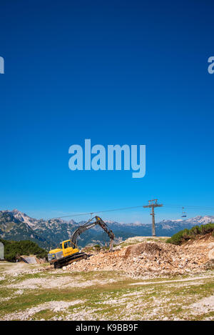 Vogel mountain, Slovenia - 30 agosto 2017: costruzione di macchinari per la frantumazione di pietra, volvo bulldozer lavorando sul pendio di montagna Foto Stock