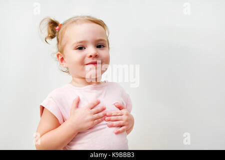 Bella adorabile espressiva felice carino ridere sorridente bambina Foto Stock