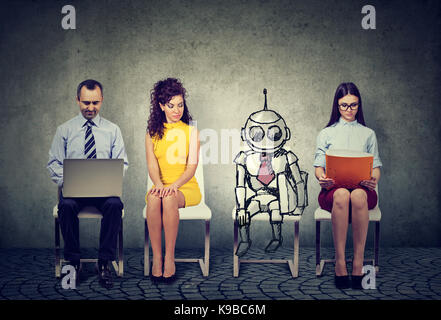 Cartoon robot seduto in linea con i candidati per un colloquio di lavoro Foto Stock