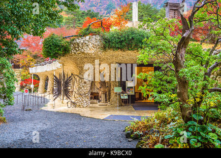 Kawaguchiko, Giappone - 10 novembre 2015: il itchiku kubota nel giardino del museo durante l'autunno. Il museo espone opere di itchiku kubota chi è noto per r Foto Stock