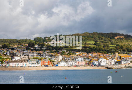 Vista di Lyme Regis, una città costiera nel West Dorset, Inghilterra, sul Canale Inglese coast presso il Dorset-Devon border, soprannominato "la perla del Dorset' Foto Stock