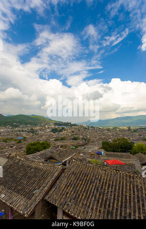 Basso angolo vista di piastrelle tradizionali tetti cinesi nella città vecchia di Lijiang, Yunnan, Cina Foto Stock